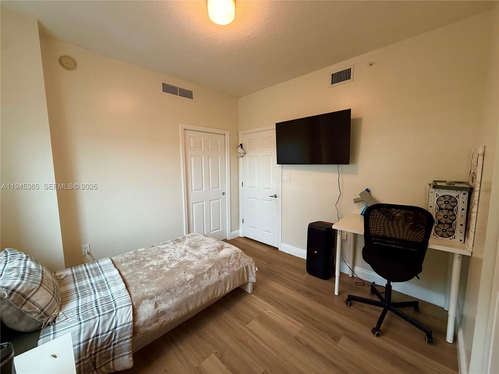 HOLLYWOOD STATION RES CON - Residential