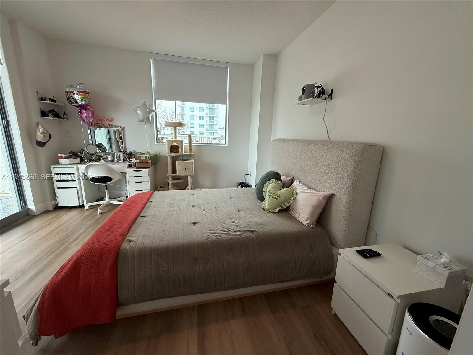 HOLLYWOOD STATION RES CON - Residential