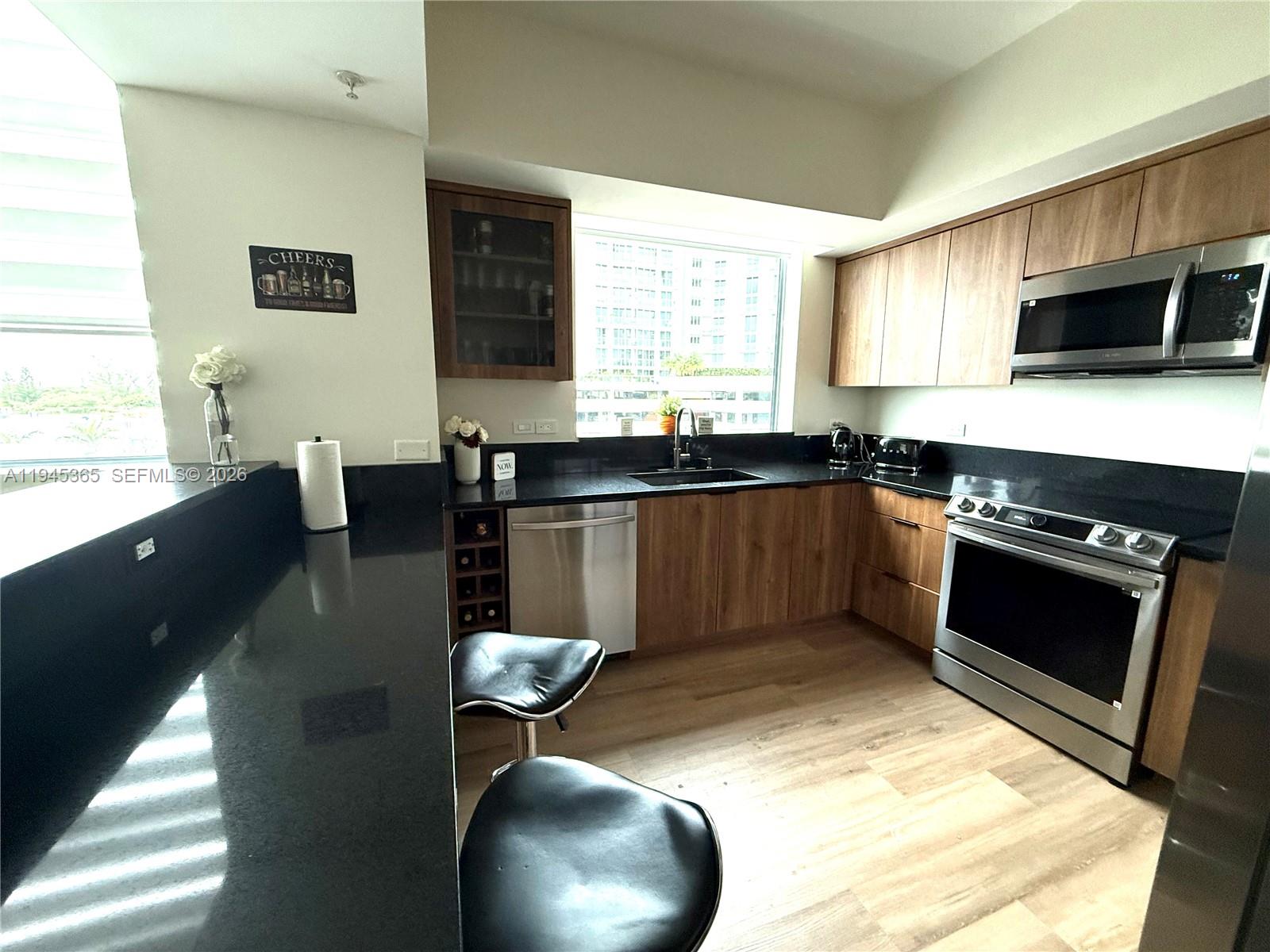 HOLLYWOOD STATION RES CON - Residential