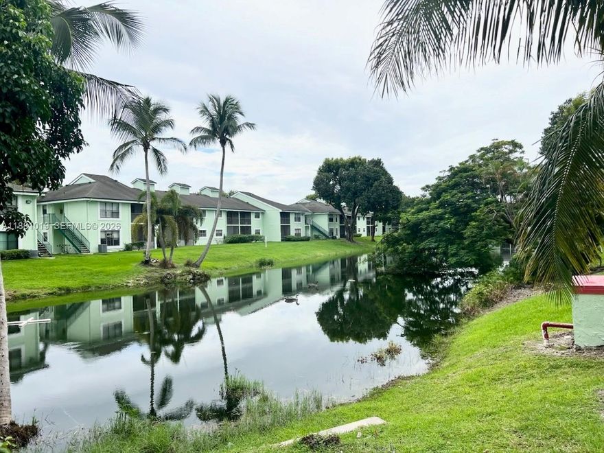 1/1, WALK-IN CLOSET, WASHER/DRYER IN UNIT. COMMUNITY HAS POOL, GYM, CLUB HOUSE.