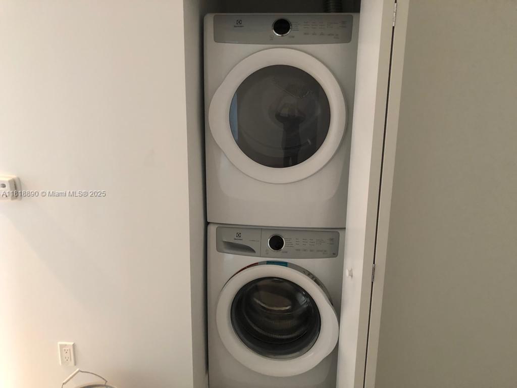 THE HARBOUR NORTH CONDO - Residential