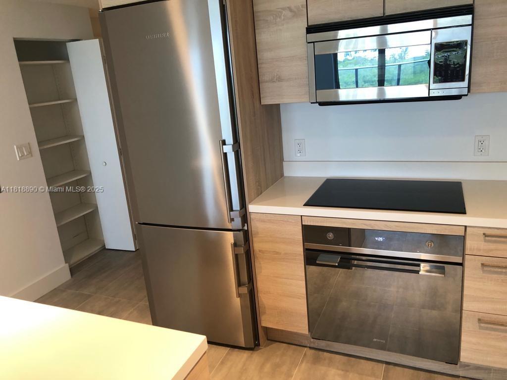 THE HARBOUR NORTH CONDO - Residential