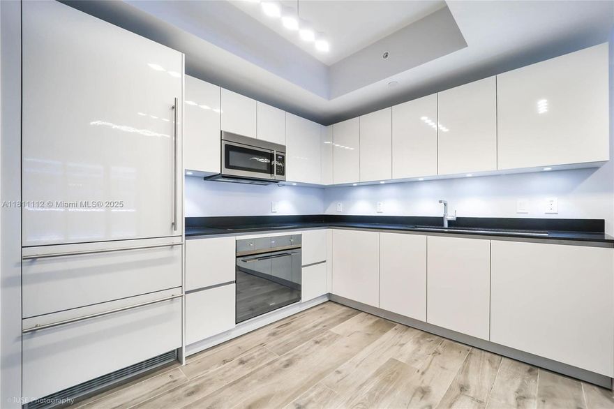 Spectacular 1 bed + den and 2 full baths unit. Building amenities include an indoor heated swimming pool, a full-service spa, roof top pool, fully equipped gym, kids playground and much more!