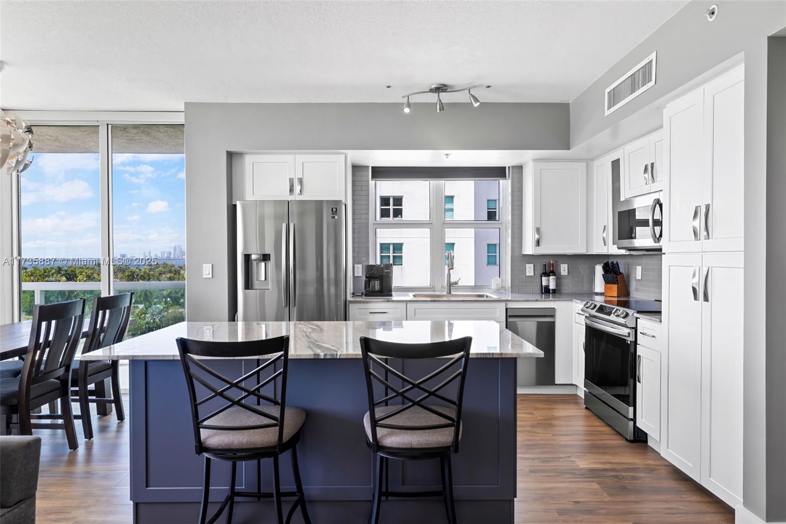 7910 Harbor Island Dr 911