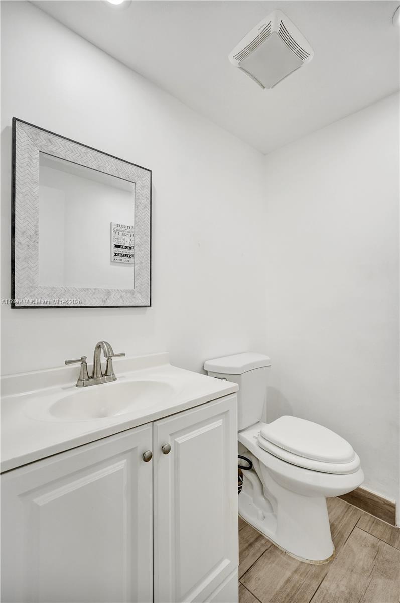 HOLLYWOOD TOWERS CONDO - Residential