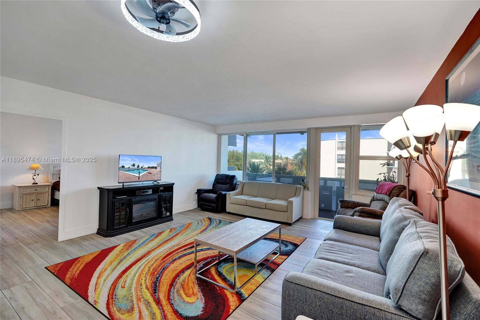 HOLLYWOOD TOWERS CONDO - Residential