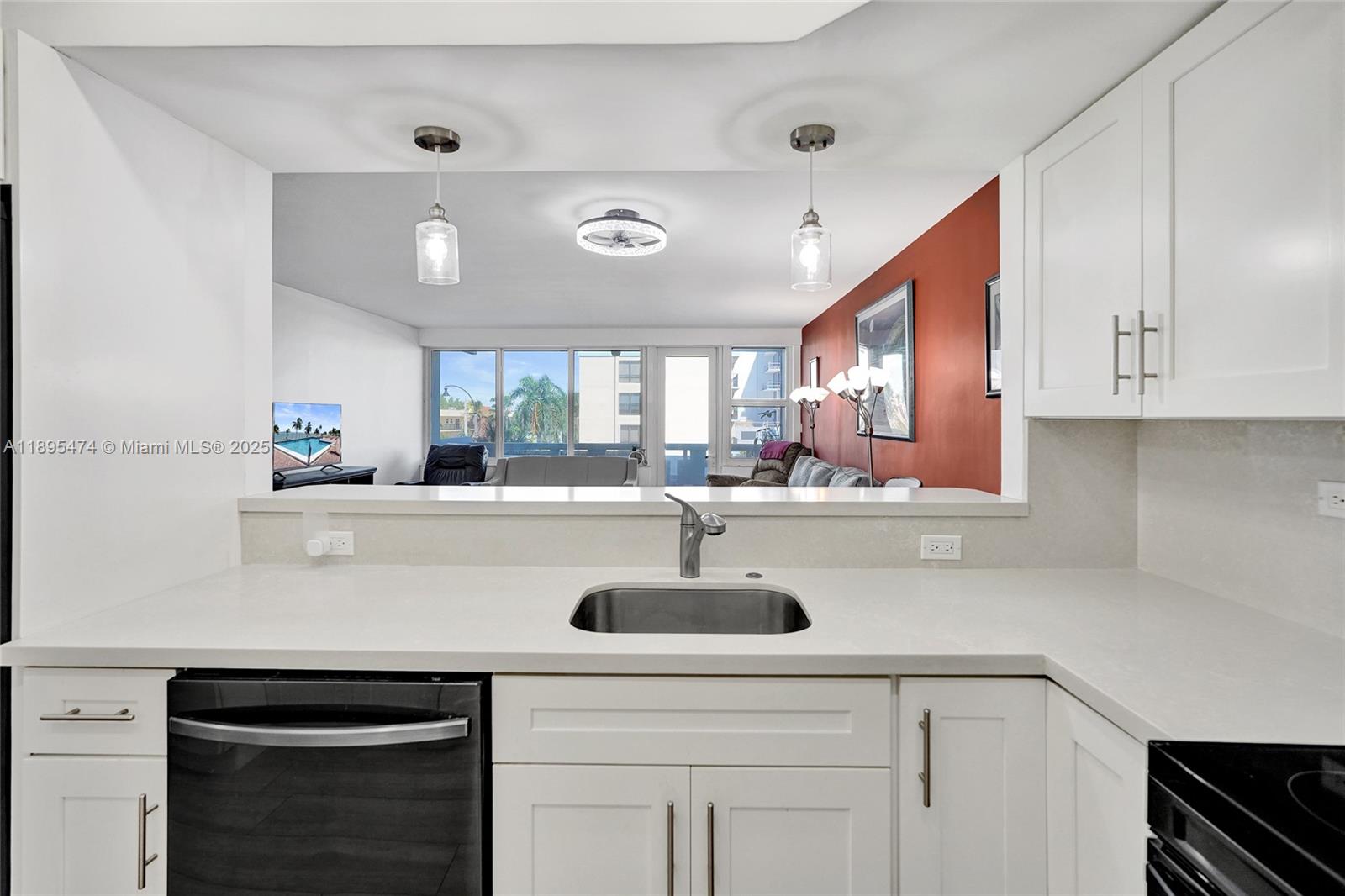 HOLLYWOOD TOWERS CONDO - Residential