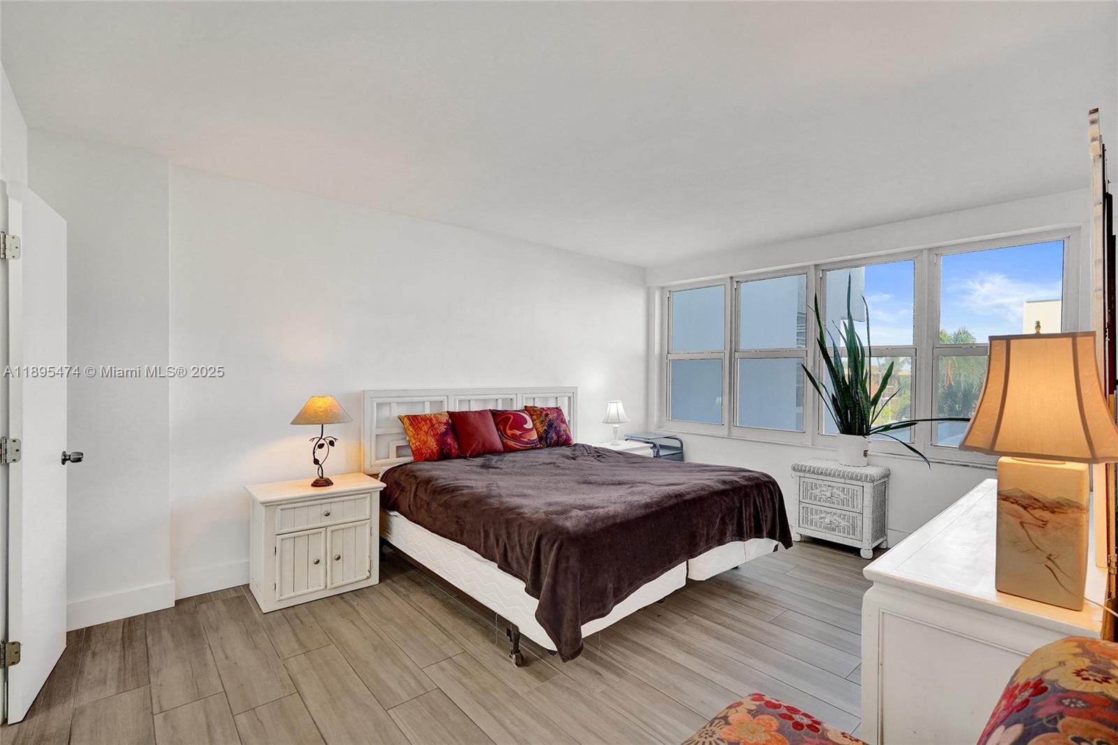 HOLLYWOOD TOWERS CONDO - Residential