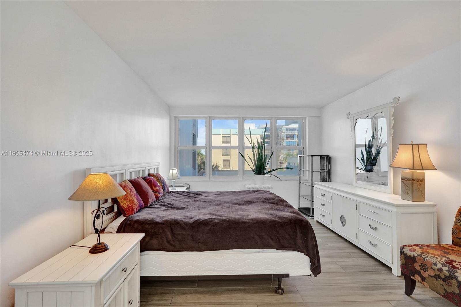 HOLLYWOOD TOWERS CONDO - Residential