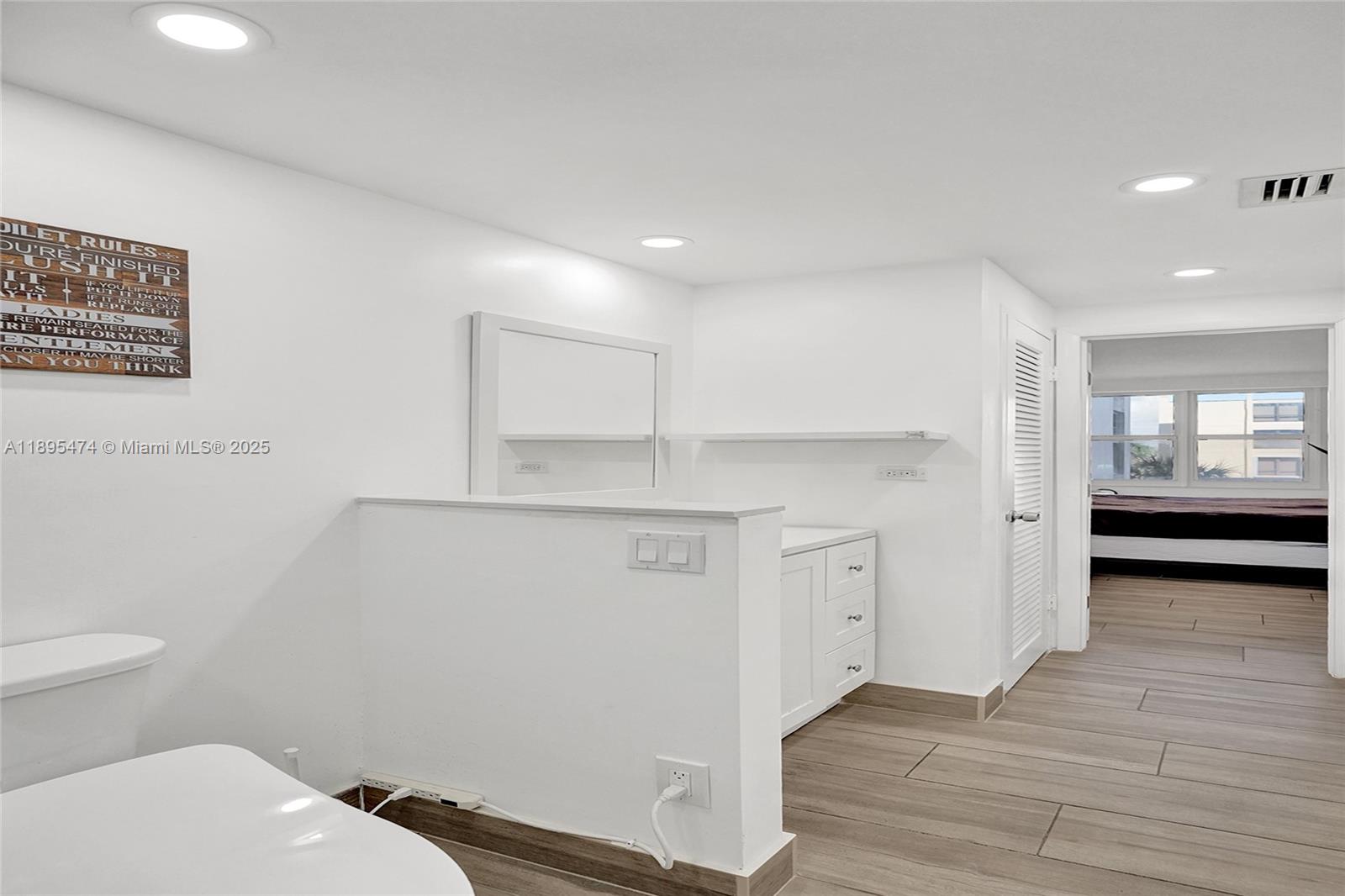 HOLLYWOOD TOWERS CONDO - Residential