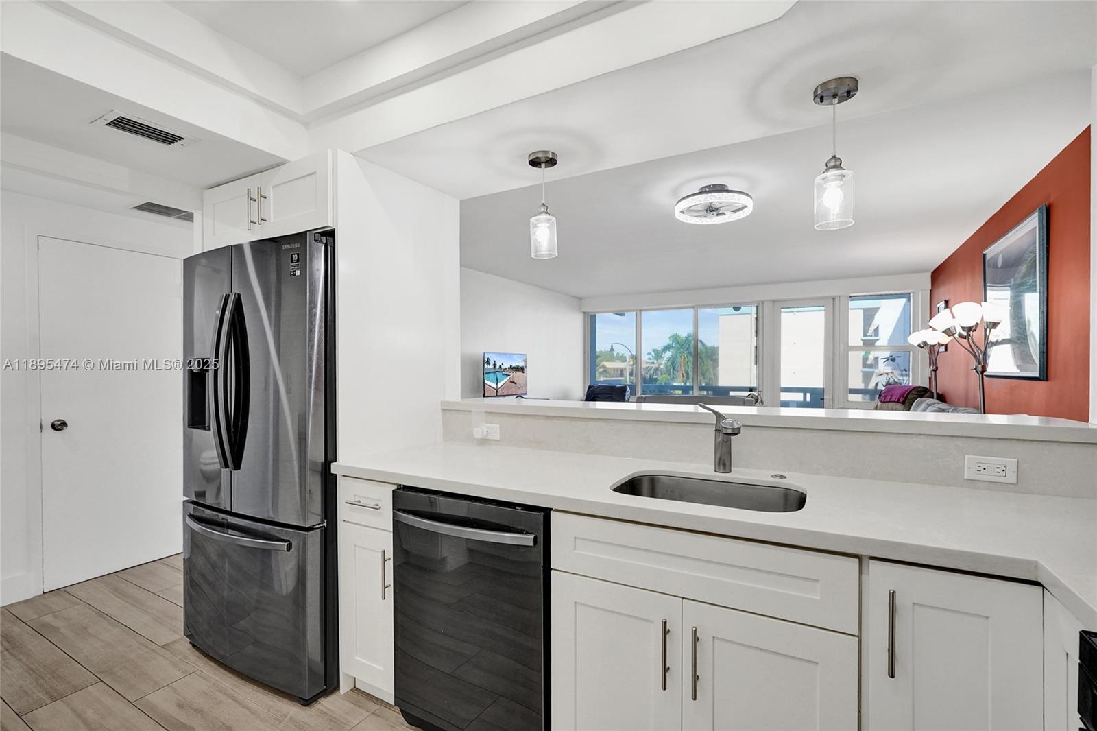HOLLYWOOD TOWERS CONDO - Residential