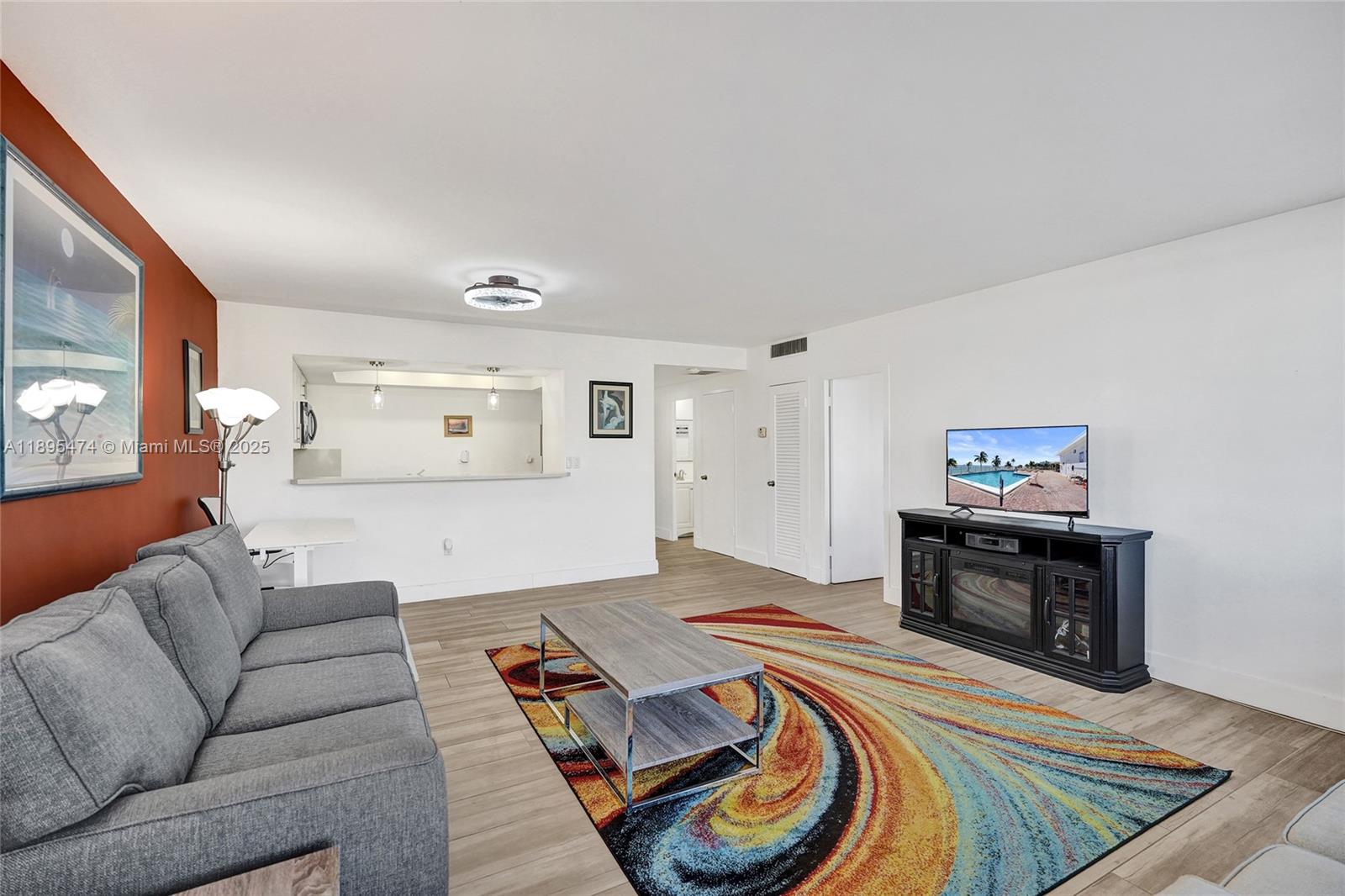 HOLLYWOOD TOWERS CONDO - Residential