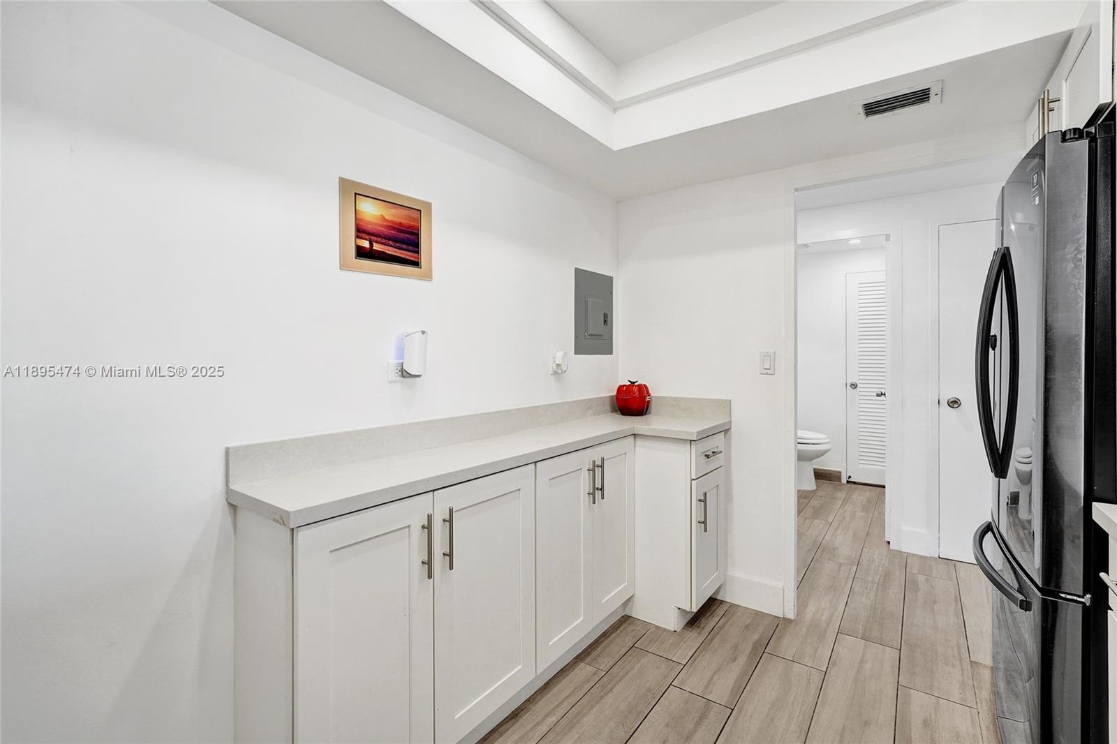 HOLLYWOOD TOWERS CONDO - Residential
