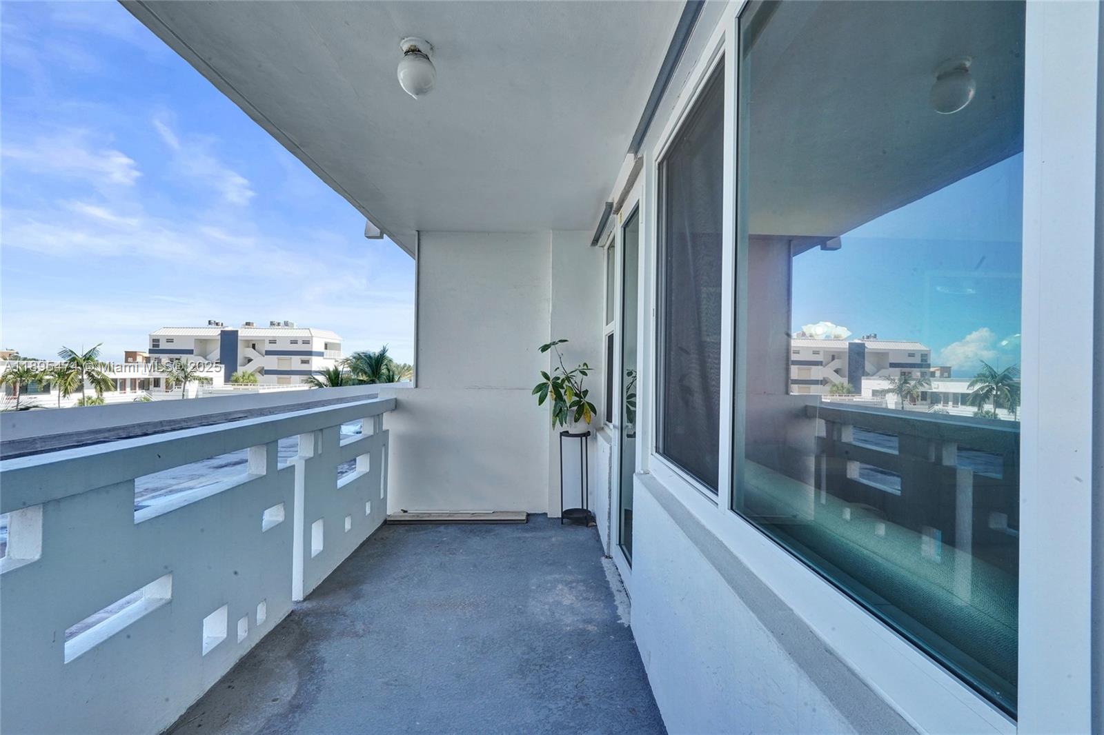 HOLLYWOOD TOWERS CONDO - Residential