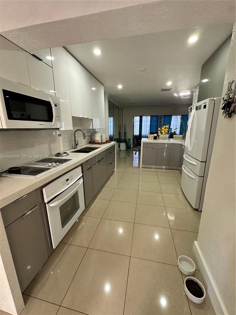 BRADLEY MANOR 3RD ADDN - Residential Lease