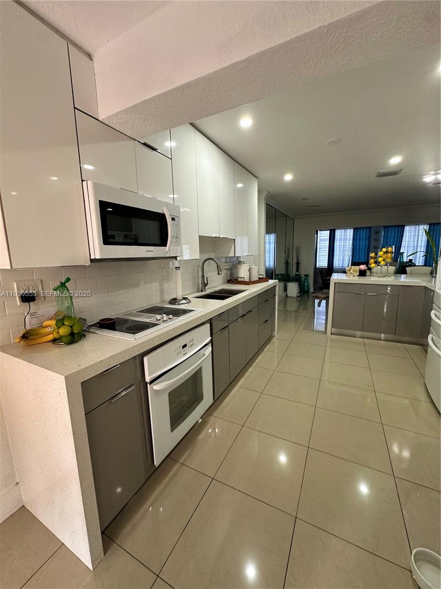 BRADLEY MANOR 3RD ADDN - Residential Lease