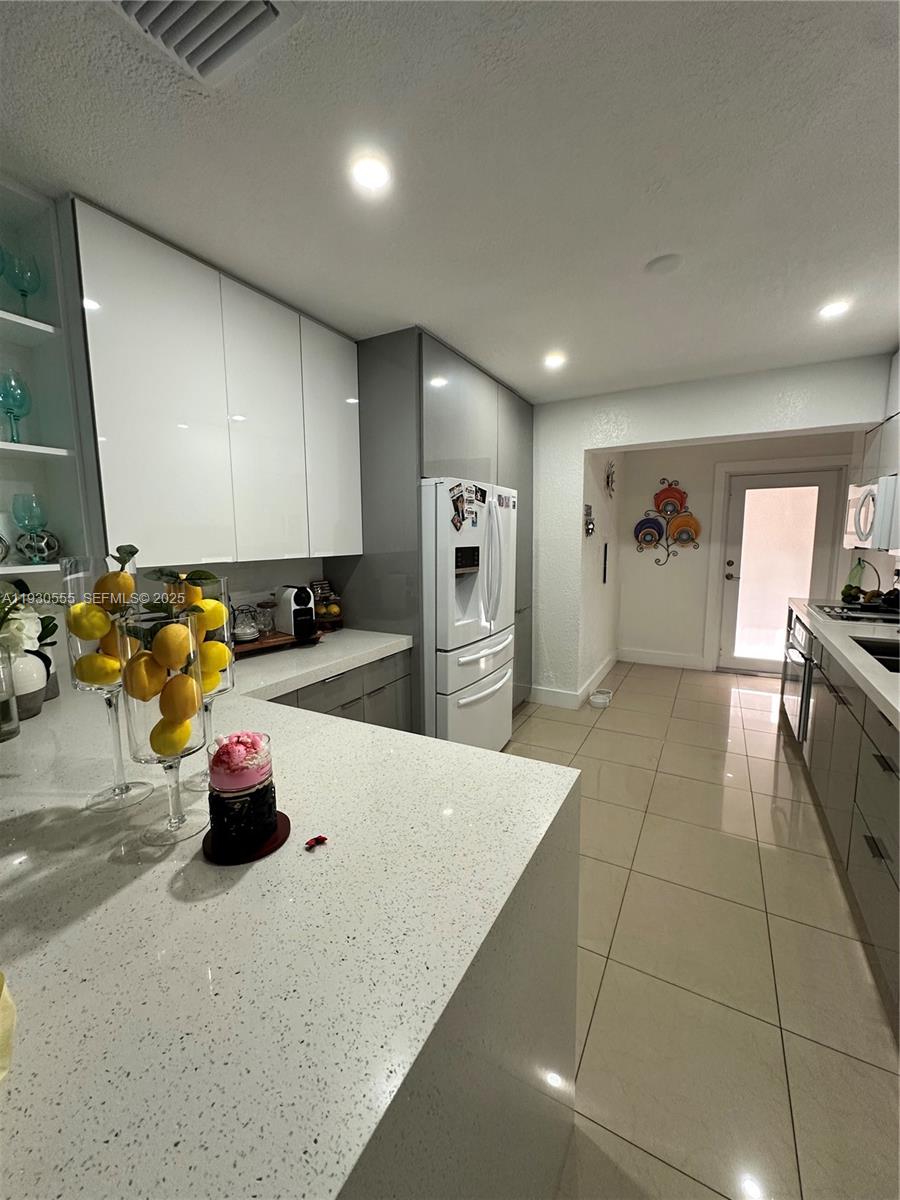 BRADLEY MANOR 3RD ADDN - Residential Lease