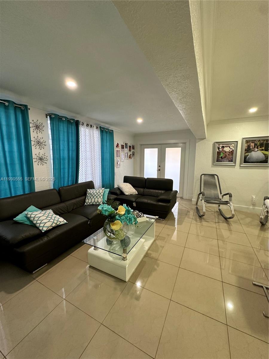 BRADLEY MANOR 3RD ADDN - Residential Lease