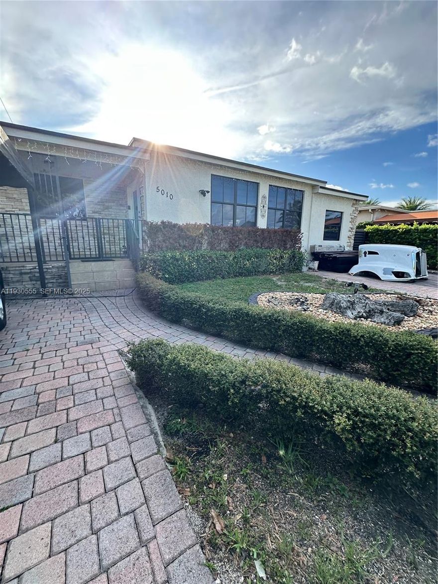 ALL INCLUDED! Beautiful and spacious house in Hialeah with three bedrooms and two bathrooms. Plenty of parking space and a nice patio. The house also features a fully equipped outdoor kitchen that is commonly used instead of the one inside. The property is completely remodeled and very charming. All utilities are included.