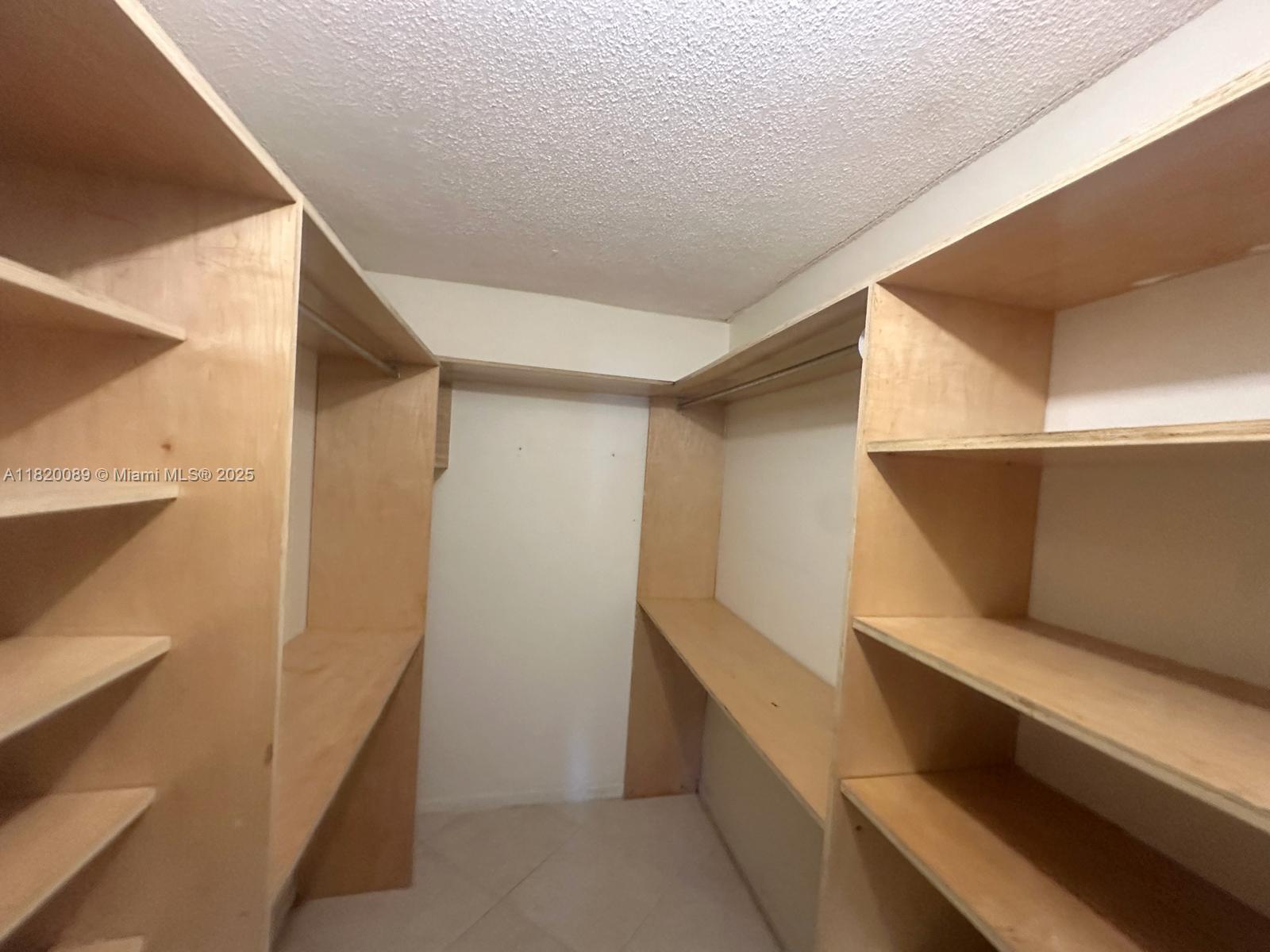 TIVOLI TRACE CONDO NO 9 - Residential