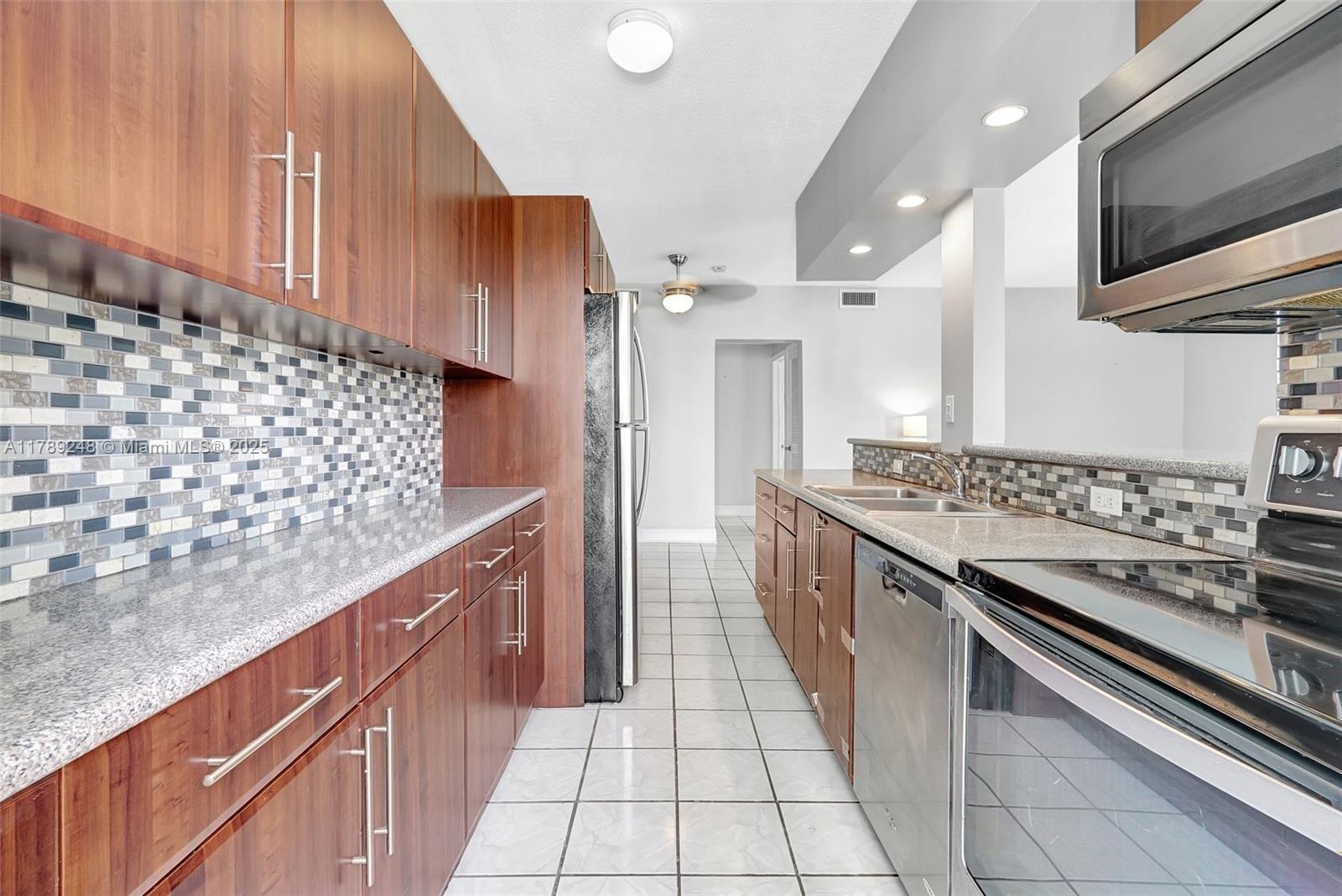 WATERWAY @ HOLLYWOOD BEAC - Residential