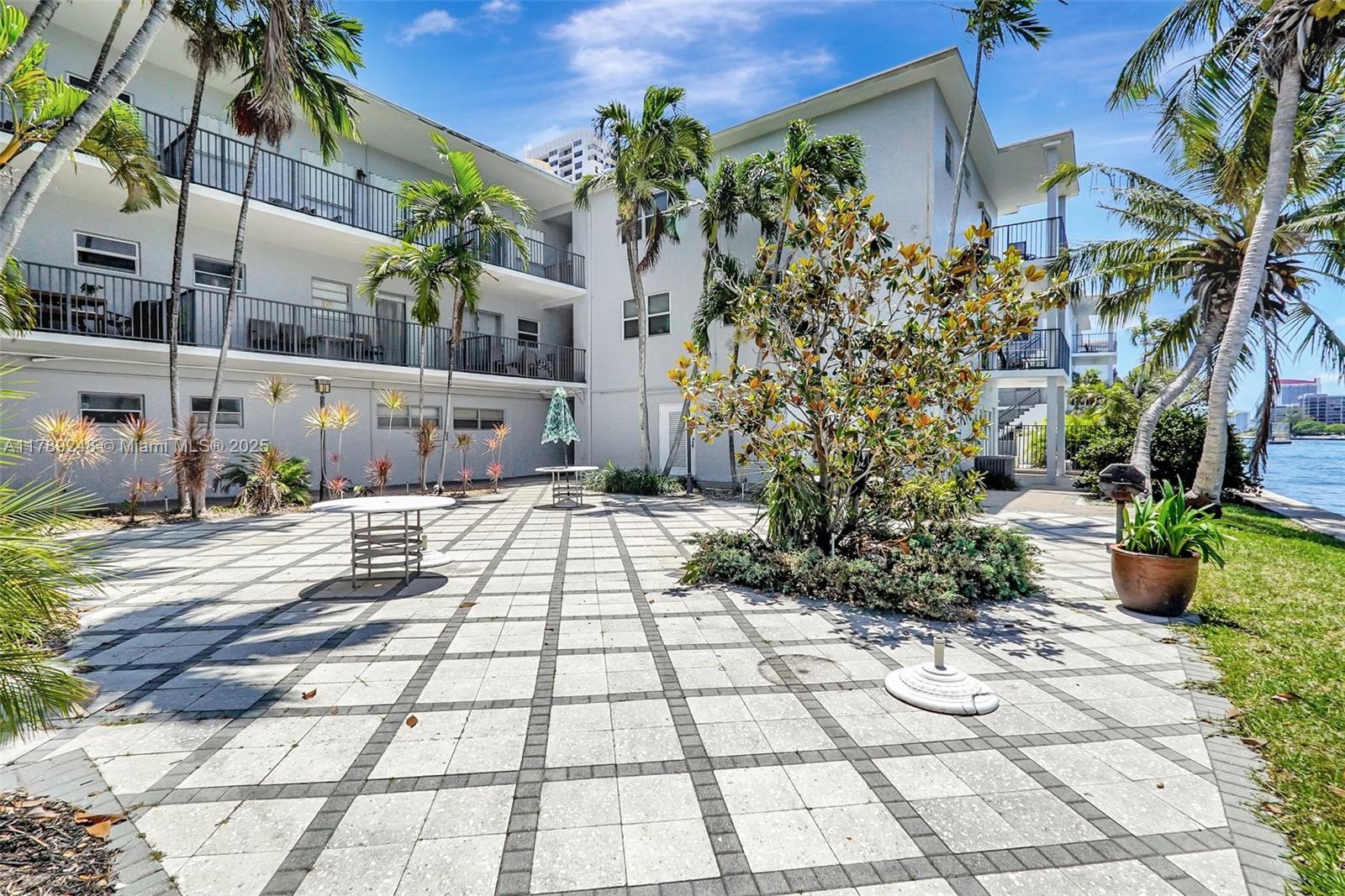 WATERWAY @ HOLLYWOOD BEAC - Residential