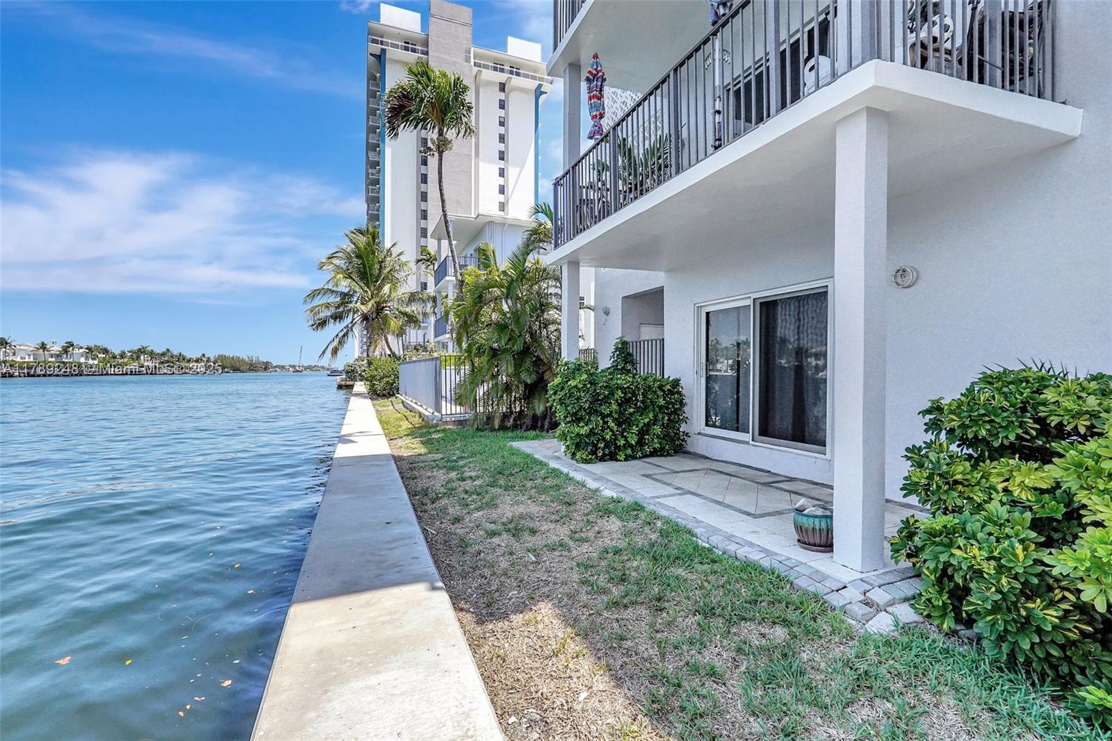WATERWAY @ HOLLYWOOD BEAC - Residential