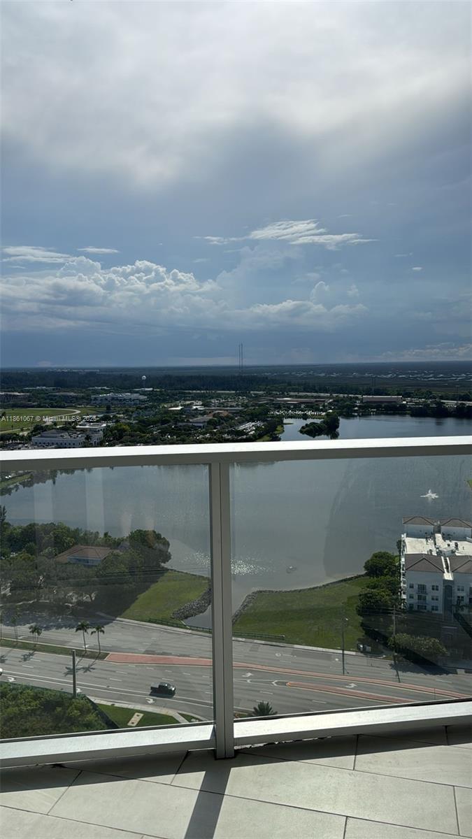 Corner residence offered for rent fully furnished, featuring skyline views and a wraparound balcony. Contemporary design with open floor plan, open kitchen with white quartz counters and stainless steel appliances, porcelain floors throughout, and electric blinds. 2 bedrooms + den, 2.5 baths, and 1 parking spaces.
Resort-style amenities include gym, spa, sauna, steam, theater, club room, kids’ playroom, business center, infinity pool, Jacuzzi, summer kitchen, tennis courts, and 24-hour security with valet.