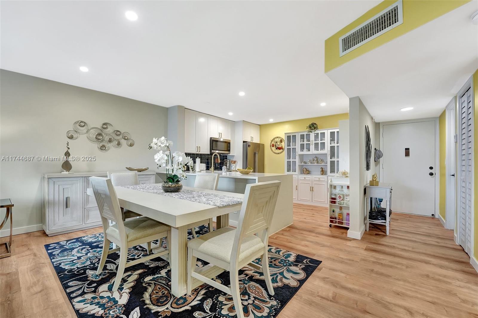 CASTLE APARTMENTS 11 COND - Residential