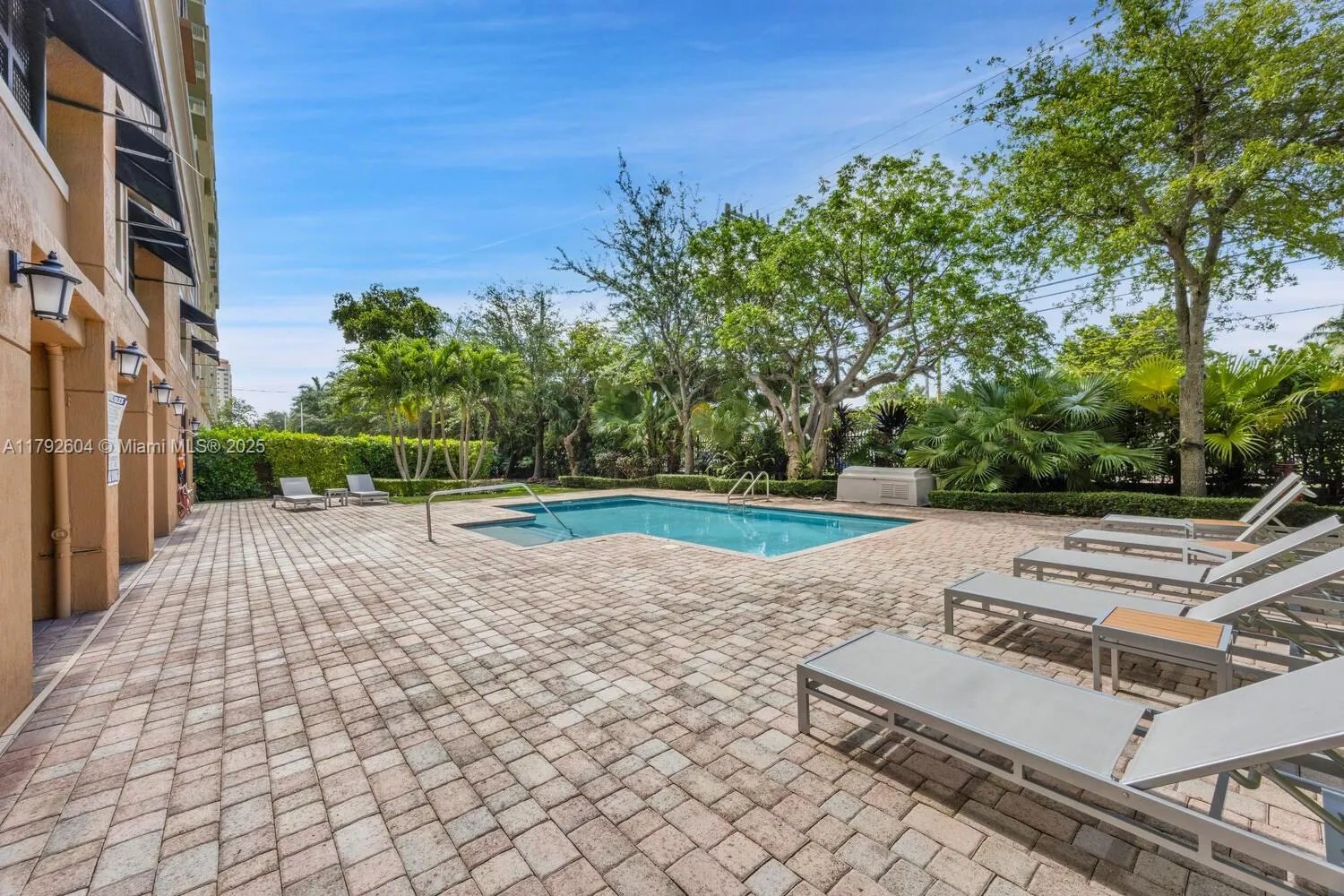 Miami, Florida 33145, United States, 2 Bedrooms Bedrooms, ,2 BathroomsBathrooms,Residential,Pending,118905