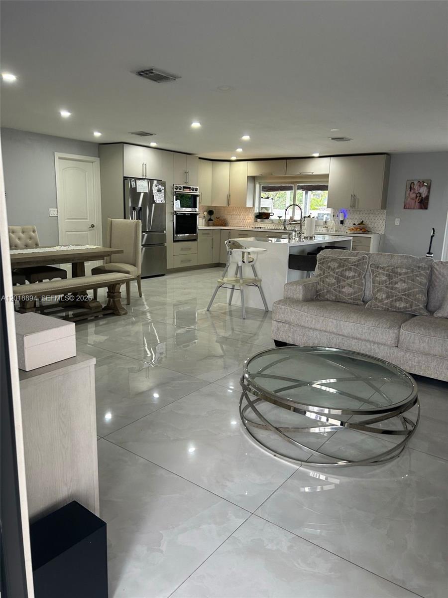 TAMIAMI LAKES SEC 4 - Residential