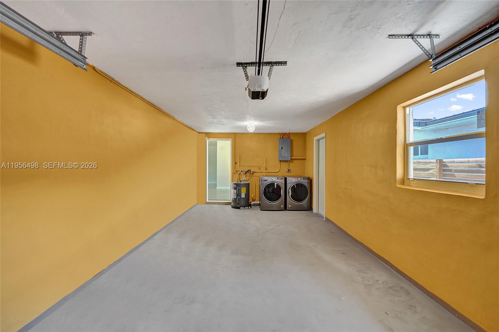 HOLLYWOOD HILLS - Residential