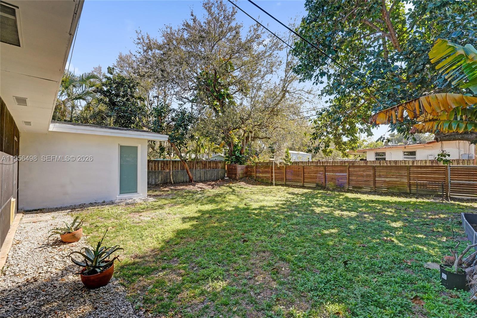 HOLLYWOOD HILLS - Residential