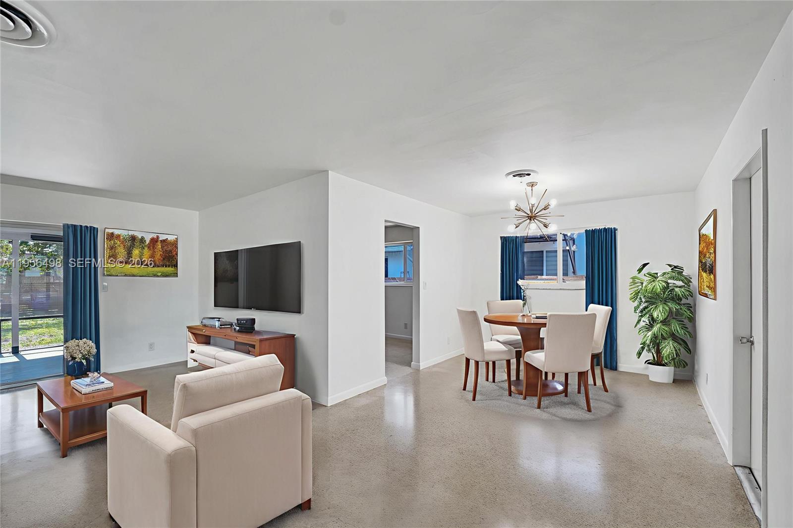 HOLLYWOOD HILLS - Residential