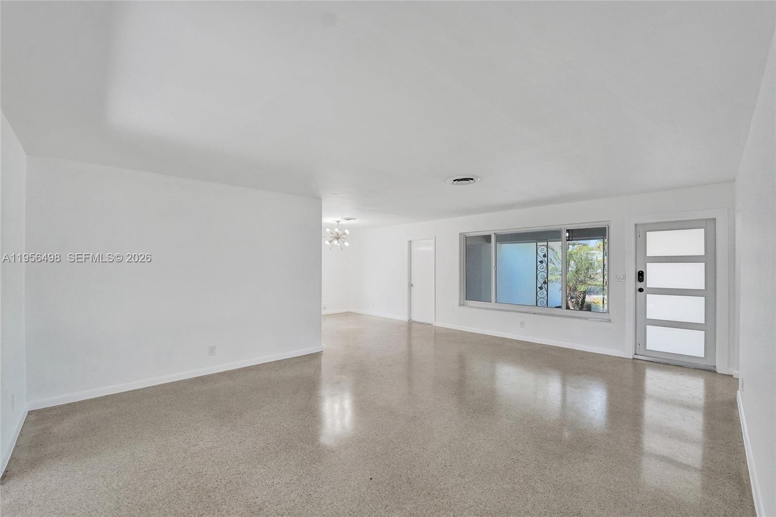 HOLLYWOOD HILLS - Residential