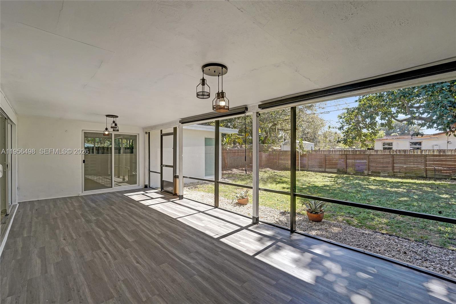 HOLLYWOOD HILLS - Residential