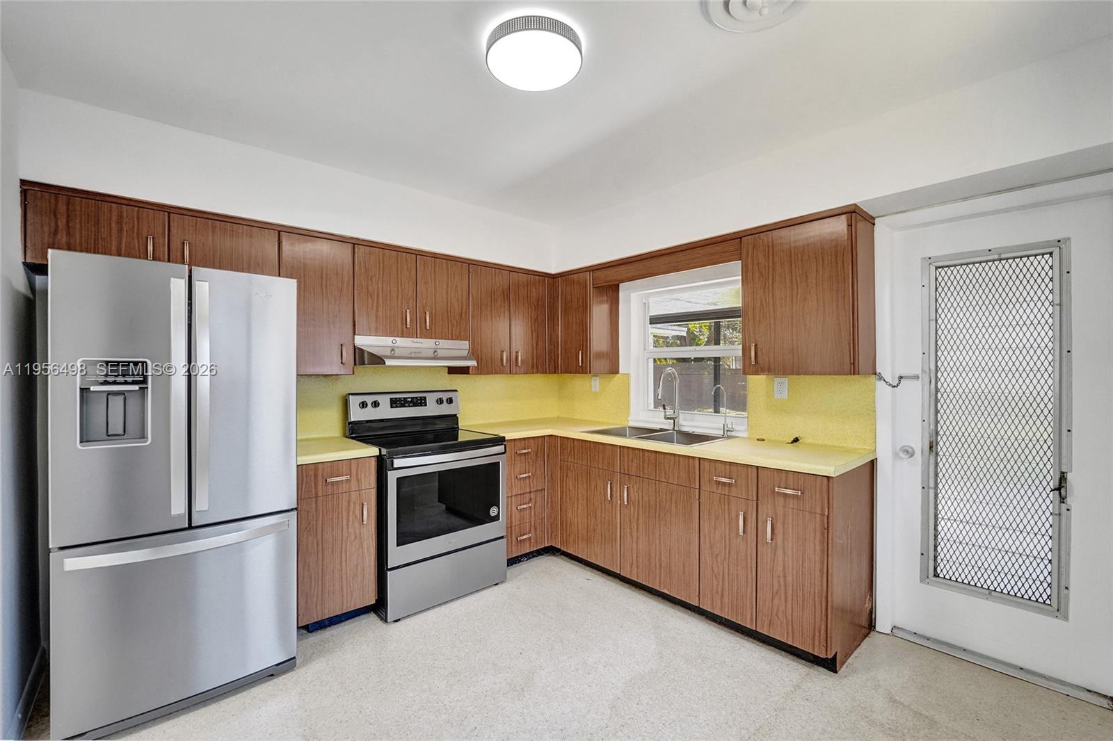 HOLLYWOOD HILLS - Residential