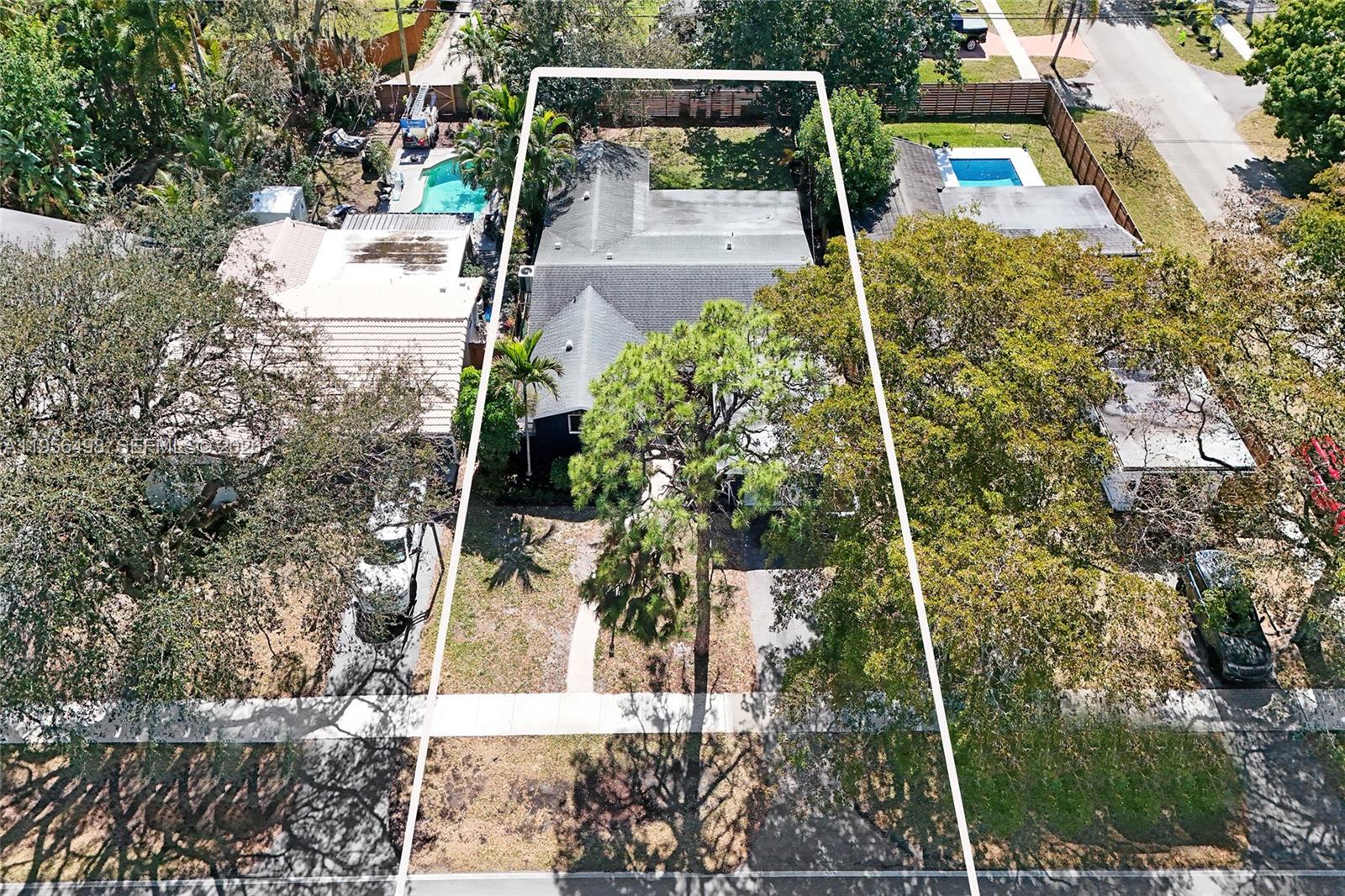 HOLLYWOOD HILLS - Residential