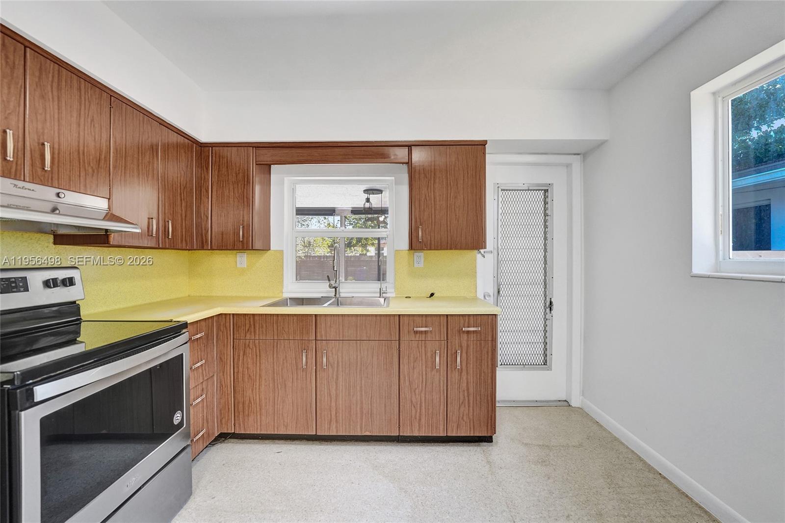 HOLLYWOOD HILLS - Residential