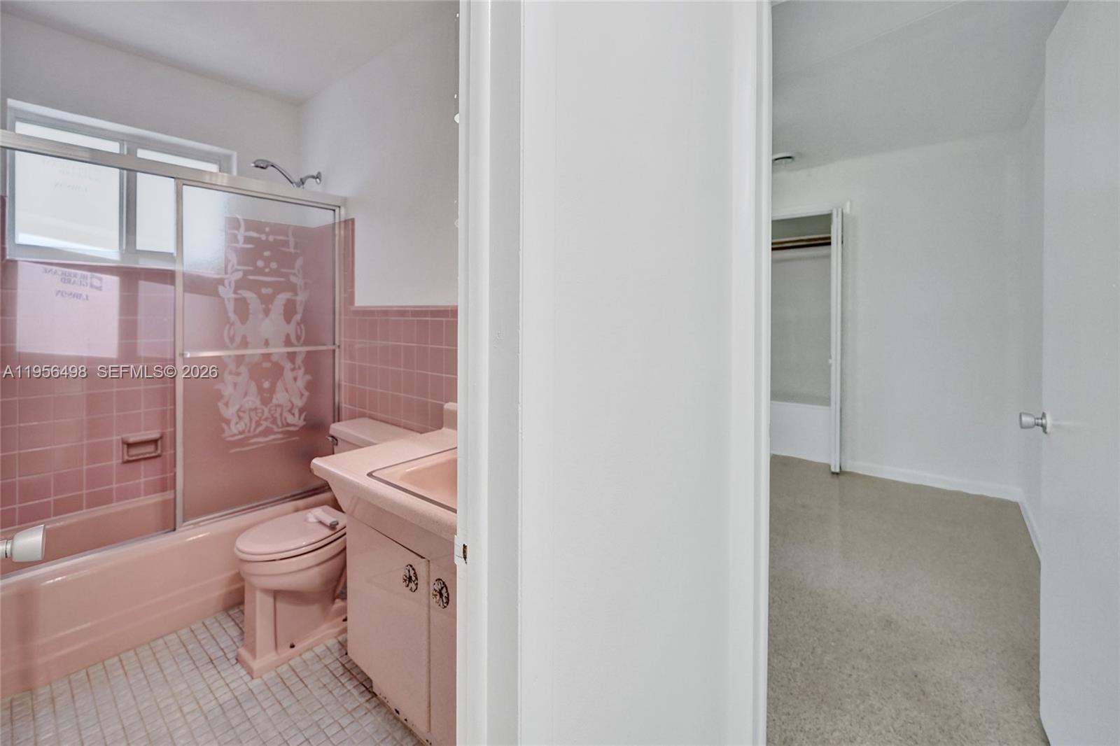 HOLLYWOOD HILLS - Residential