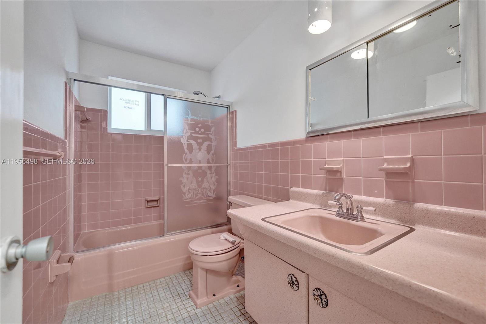 HOLLYWOOD HILLS - Residential