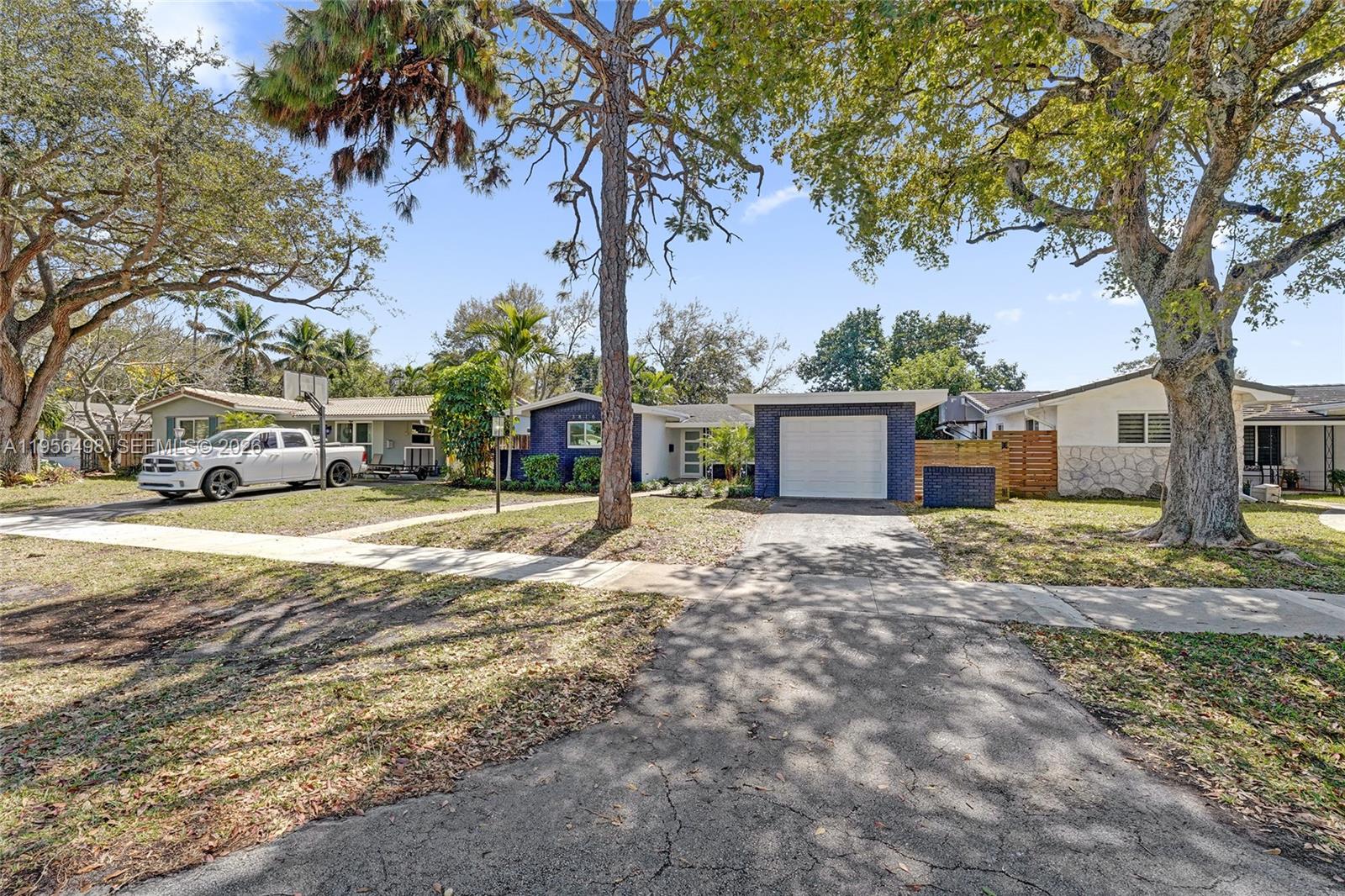HOLLYWOOD HILLS - Residential