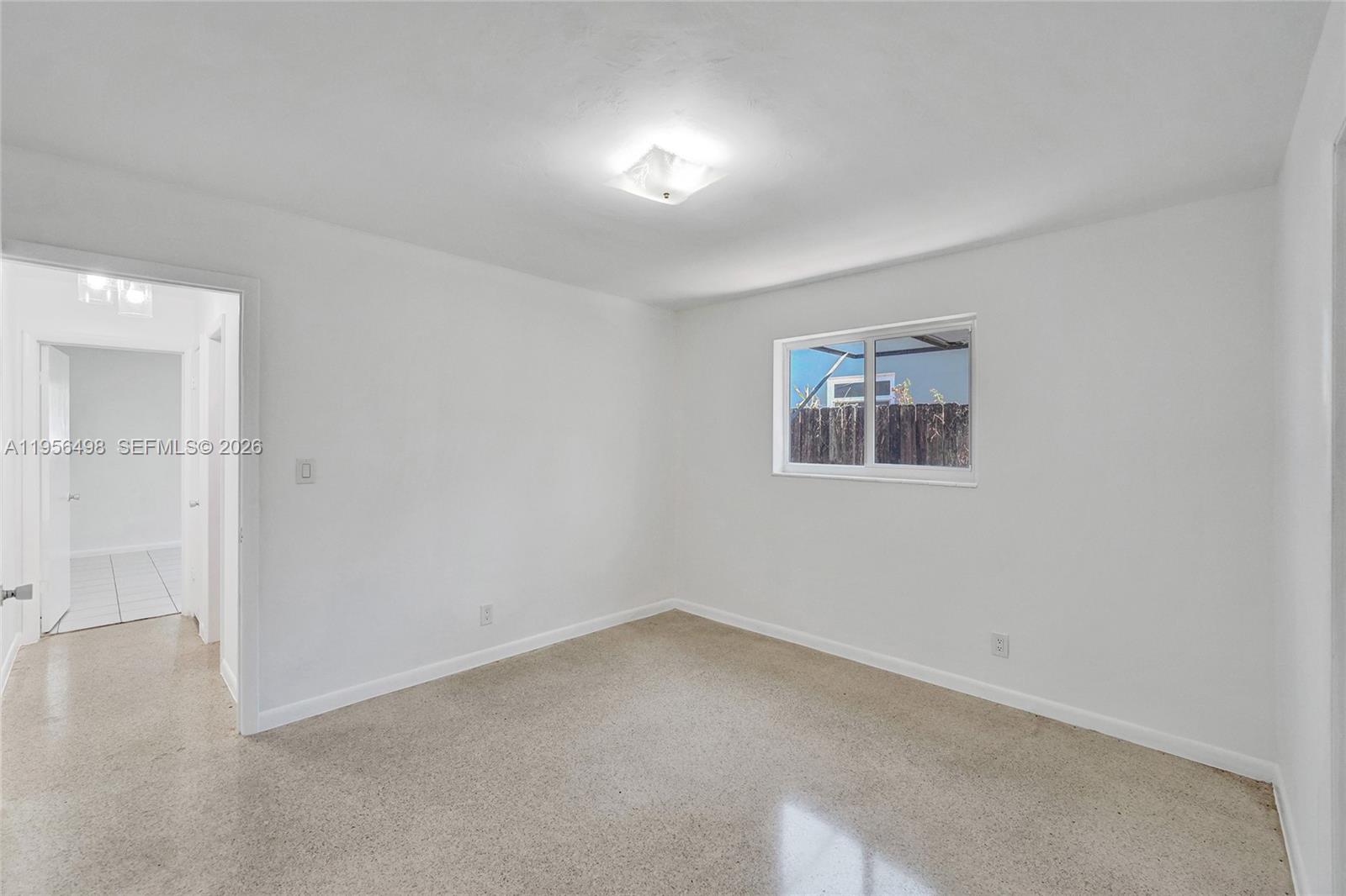 HOLLYWOOD HILLS - Residential