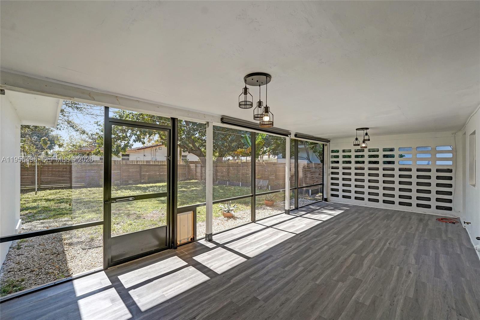 HOLLYWOOD HILLS - Residential