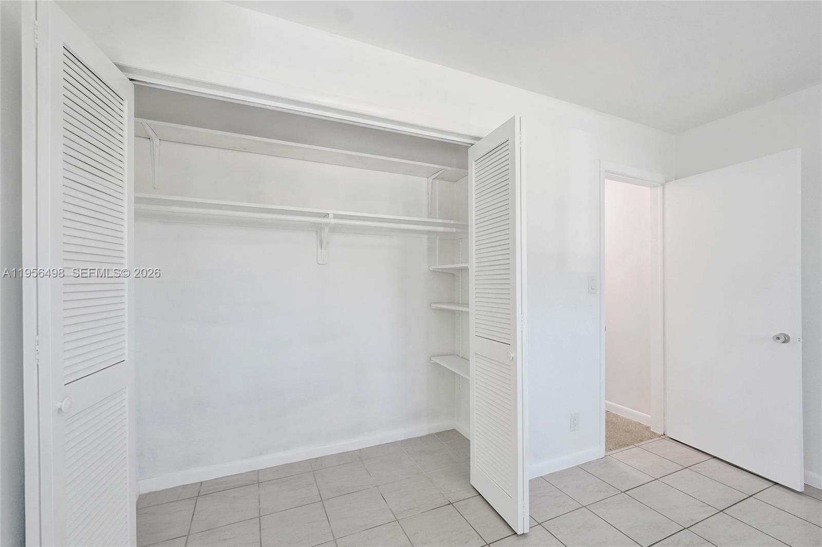 HOLLYWOOD HILLS - Residential