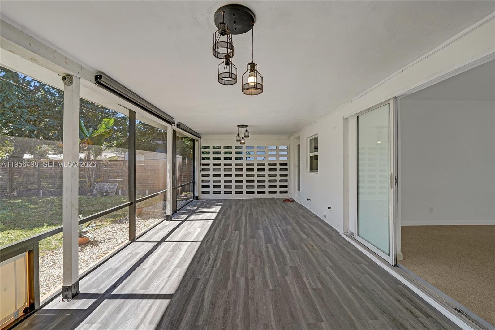 HOLLYWOOD HILLS - Residential