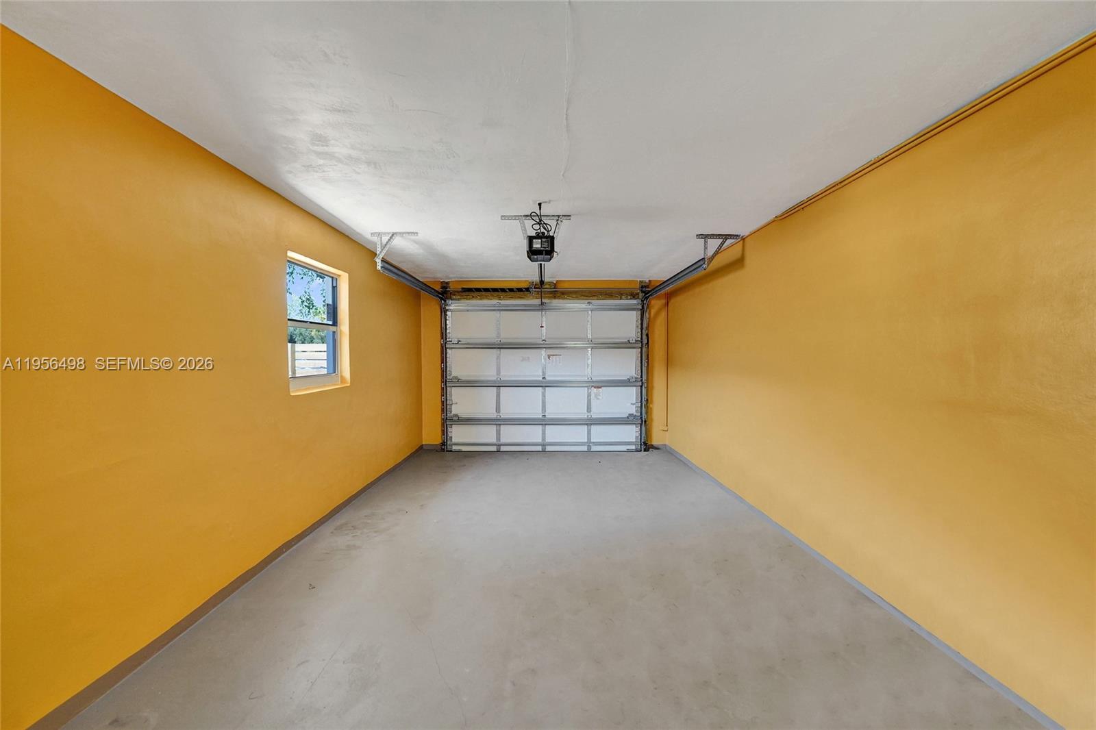 HOLLYWOOD HILLS - Residential