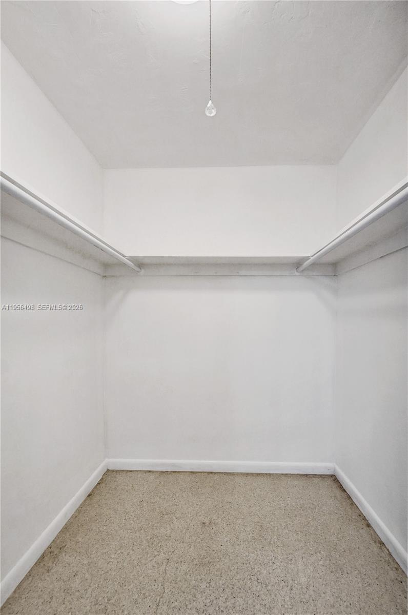 HOLLYWOOD HILLS - Residential