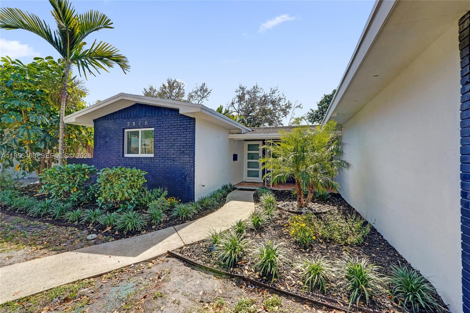 HOLLYWOOD HILLS - Residential