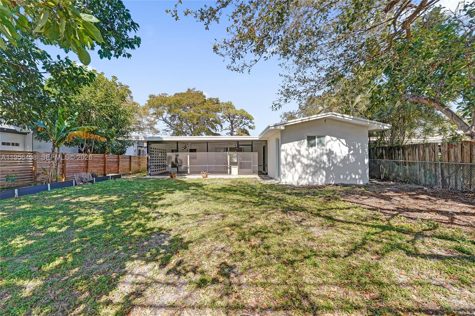 HOLLYWOOD HILLS - Residential